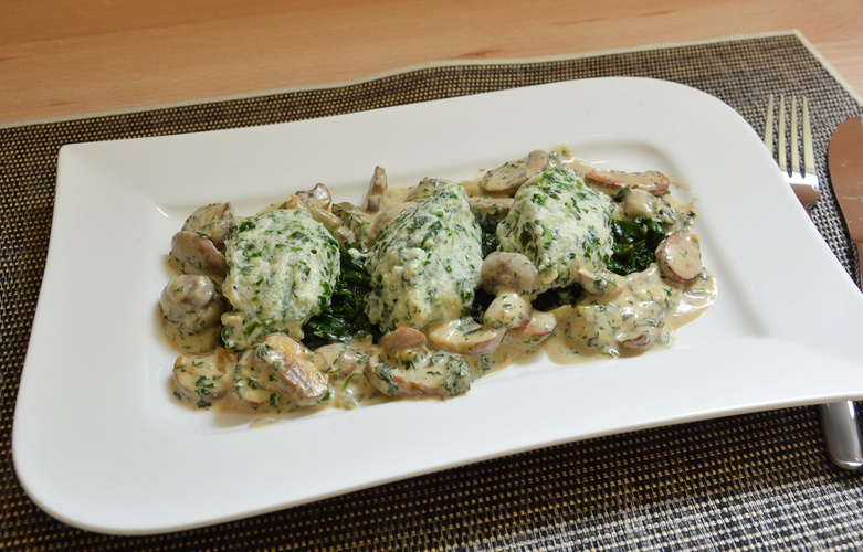 Rezeptbild für Spinat-Crème fraîche-Knödel mit Champignonsauce
