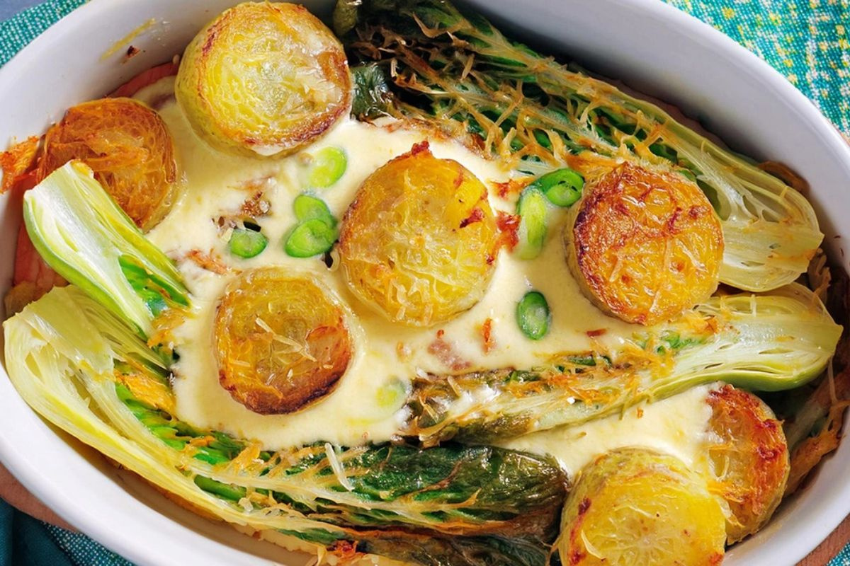 KI generiert: Das Bild zeigt eine Schüssel mit einem bunten Salat aus Rote-Bete-Scheiben, Karottenstreifen, Feldsalat, gehackten Nüssen und einem Klecks Sahne oder Joghurt in der Mitte. Der Salat liegt auf einem Holztisch.