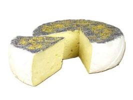 KI generiert: Ein runder Käse mit einer herausgeschnittenen Scheibe und einer mit Kräutern bedeckten Oberseite.