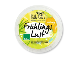 KI generiert: Das Bild zeigt ein Stück Blauschimmelkäse. Der Käse hat eine helle Farbe mit blauen Adern.