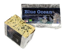 KI generiert: Das Bild zeigt ein Stück Blauschimmelkäse. Der Käse hat eine helle Farbe mit blauen Adern.
