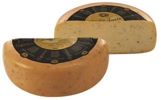 KI generiert: Halbe Laibe von Trüffelkäse mit schwarzem Etikett.