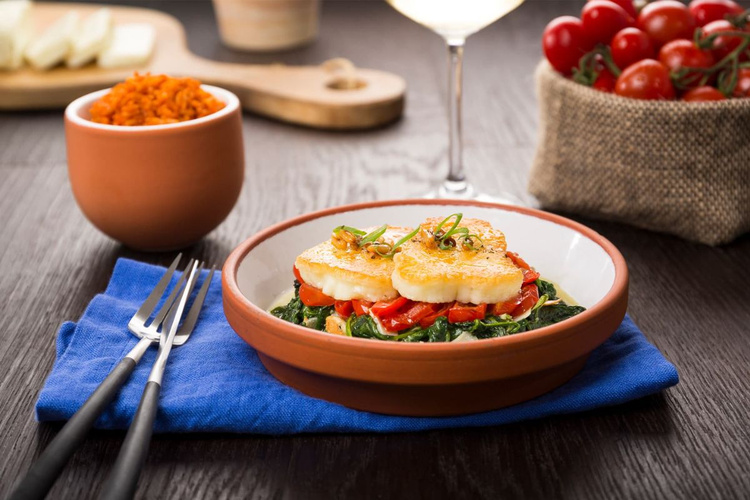 Rezeptbild für Halloumi mit Spinat-Tomaten-Bett