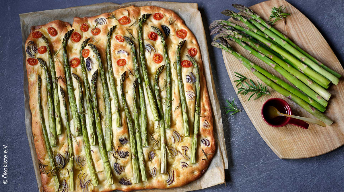 KI generiert: Das Bild zeigt eine Schüssel mit einem bunten Salat aus Rote-Bete-Scheiben, Karottenstreifen, Feldsalat, gehackten Nüssen und einem Klecks Sahne oder Joghurt in der Mitte. Der Salat liegt auf einem Holztisch.