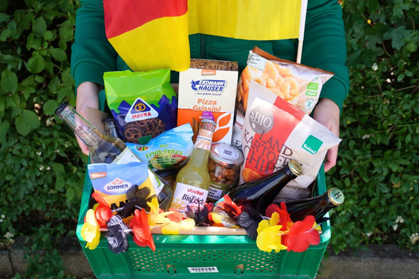 KI generiert: Das Bild bewirbt das 30-jährige Jubiläum eines Unternehmens und bietet die Chance, 30 Mal 3 Gewürzmischungen zu gewinnen. Es zeigt zudem eine Speise als Anregung, mit den bereitgestellten Rezepten zu kochen.
