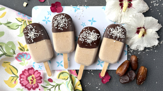 KI generiert: Das Bild zeigt das "Angebot des Monats" eines Supermarkts mit verschiedenen veganen und pflanzlichen Produkten, wie geriebenem Veggi Filata, veganem Thunfisch und Haferdrinks. Diese Angebote gelten ab dem 7. Januar 2025.