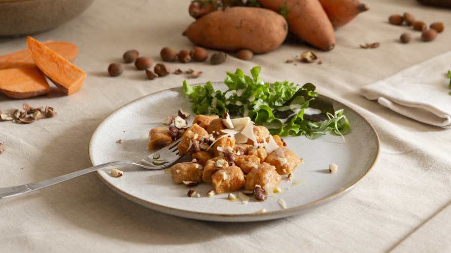 Rezeptbild für Süßkartoffel-Gnocchi mit Haselnussbutter und herbstlichem Salat