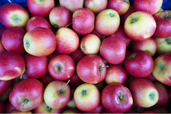 KI generiert: Das Bild bewirbt das 30-jährige Jubiläum eines Unternehmens und bietet die Chance, 30 Mal 3 Gewürzmischungen zu gewinnen. Es zeigt zudem eine Speise als Anregung, mit den bereitgestellten Rezepten zu kochen.