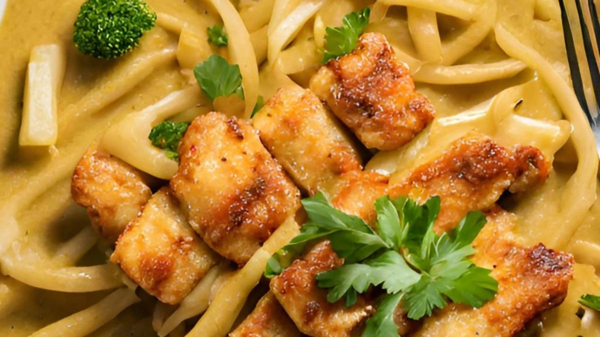 KI generiert: Das Bild zeigt eine Schüssel mit einem bunten Salat aus Rote-Bete-Scheiben, Karottenstreifen, Feldsalat, gehackten Nüssen und einem Klecks Sahne oder Joghurt in der Mitte. Der Salat liegt auf einem Holztisch.