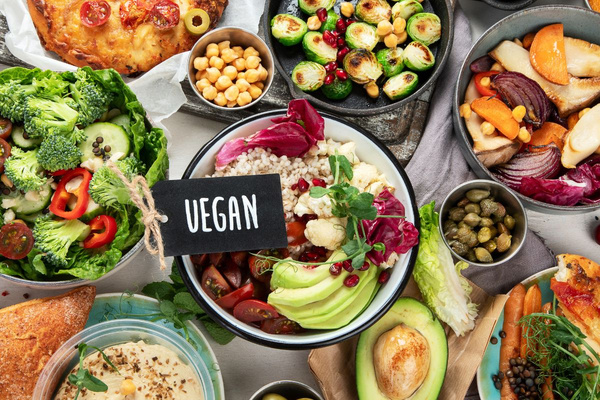 KI generiert: Das Bild zeigt mehrere junge Keimlinge, die in Erde gepflanzt sind. Der Hauptinhalt des Bildes ist das frische Wachstum der Pflanzen.