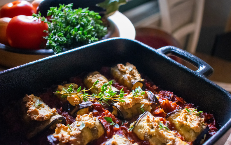 Rezeptbild für Auberginen-Tofu-Röllchen im Tomatenbett