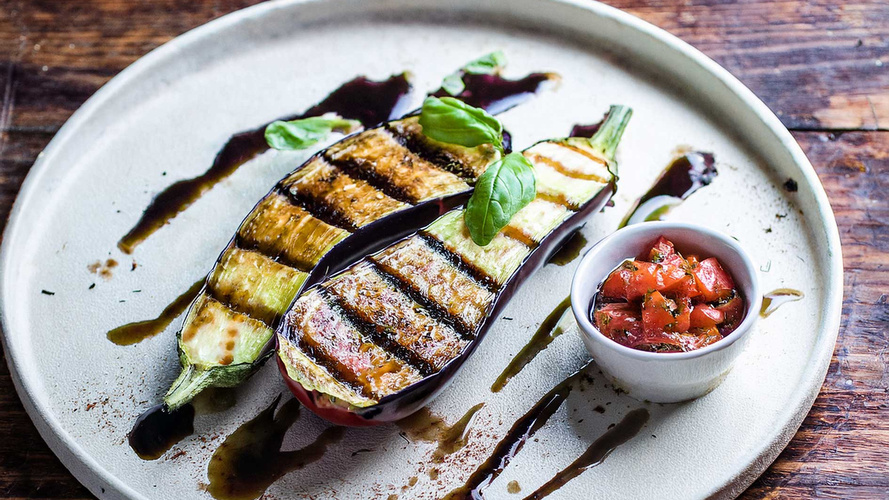 Rezeptbild für Gegrillte Aubergine mit Tomatensugo