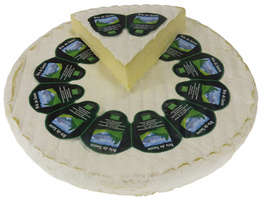 KI generiert: Ein großer Brie-Käse, dekoriert mit Etiketten "Brie de Saone".
