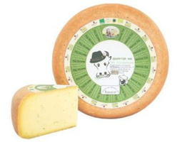 KI generiert: Das Bild zeigt einen großen runden Käse und ein angeschnittenes Stück davon. Auf dem Etikett ist eine Kuh abgebildet.