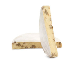 KI generiert: Zwei Stücke Weichkäse mit Walnüssen.