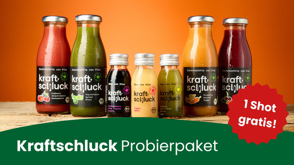 KI generiert: Eine Auswahl von "Kraftschluck"-Getränken vor orangenem Hintergrund. Text: "Kraftschluck Probierpaket, 1 Shot gratis!"
