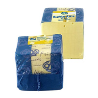 KI generiert: Zwei Würfel Butterkäse, einer unverpackt, einer in blauer Verpackung. Text: "Butterkäse, Bio mild".