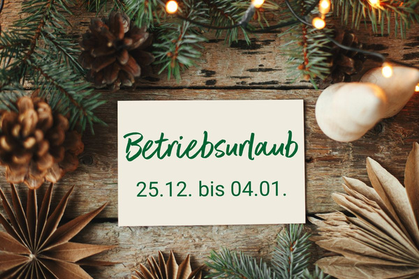 KI generiert: Eine Karte mit der Aufschrift "Betriebsurlaub 25.12. bis 04.01." umgeben von Tannenzweigen und Zapfen.