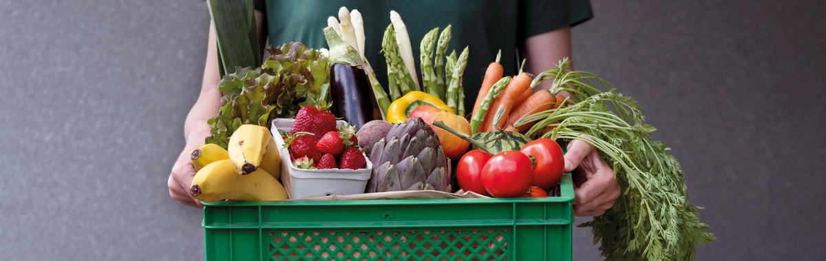 Ökokiste mit Obst und Gemüse