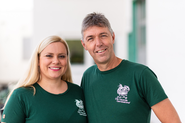 Das Bild zeigt die Geschäftsführer Carina Hahn und Hermann Haase-Hünsch in grünen T-Shirts mit dem Logo der rollenden Gemüsekiste.