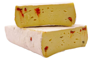 KI generiert: Zwei Stücke Weichkäse mit einer weißen Schimmelrinde und roten Paprikastücken.
