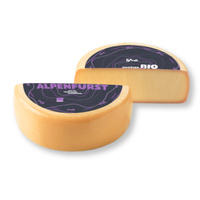 KI generiert: Das Bild zeigt ein Stück Blauschimmelkäse. Der Käse hat eine helle Farbe mit blauen Adern.