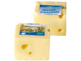 KI generiert: Zwei Stücke Emmentaler-Käse mit Etiketten. Text: "Heumilch Emmentaler".