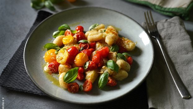 Rezeptbild für Gnocchi Caprese mit Mozzarella und Tomaten