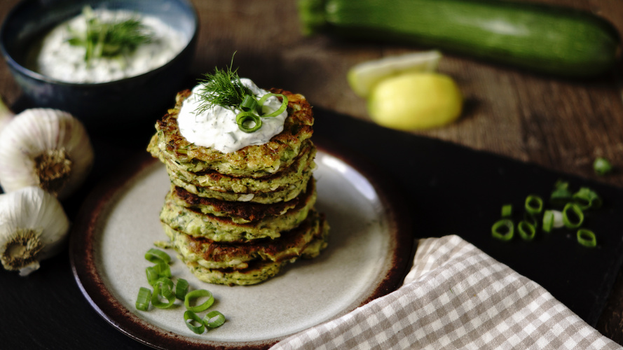 Rezeptbild für Zucchini-Puffer mit Tsatsiki