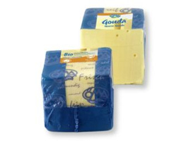 KI generiert: Zwei Blöcke Gouda-Käse in blauer Verpackung. Text: "Gouda Bio".