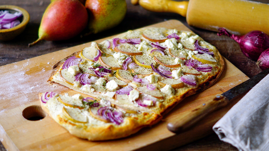 Rezeptbild für Flammkuchen mit  Birnen, Zwiebeln &  Ziegenkäse