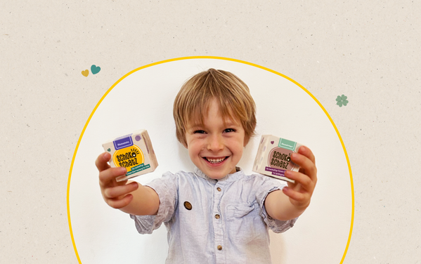 KI generiert: Ein Kind hält zwei Seifen mit der Aufschrift „Schoko Schätzle“ in die Kamera.