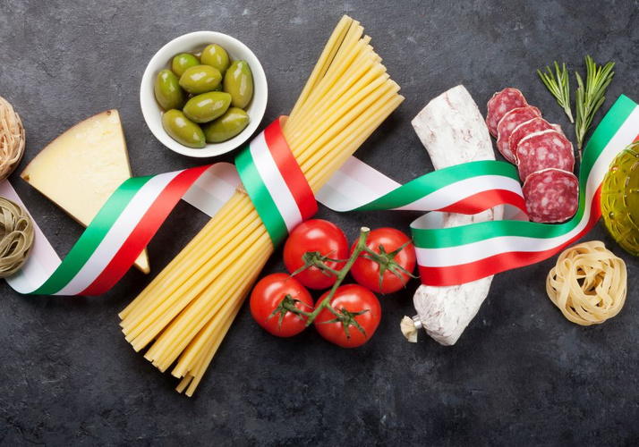 KI generiert: Italienische Lebensmittel: Pasta, Tomaten, Oliven, Käse, Salami mit italienischer Flagge.