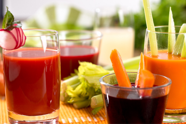 KI generiert: Das Bild zeigt mehrere junge Keimlinge, die in Erde gepflanzt sind. Der Hauptinhalt des Bildes ist das frische Wachstum der Pflanzen.