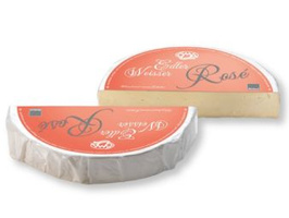 KI generiert: Käse in rosafarbener Verpackung mit der Aufschrift „Edles Weißer Rosé“.