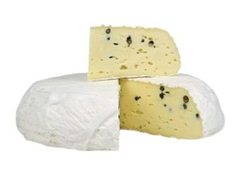 KI generiert: Ein Laib Käse mit weißer Rinde und Pfefferkörnern, ein Stück herausgeschnitten.