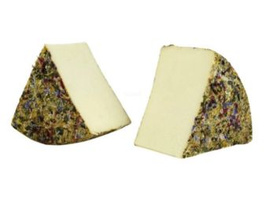 KI generiert: Zwei Käsestücke mit einer Außenkruste aus Kräutern und Blüten.