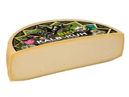 KI generiert: Das Bild zeigt ein Stück Blauschimmelkäse. Der Käse hat eine helle Farbe mit blauen Adern.