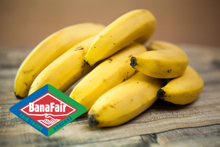 KI generiert: Ein Stapel Bananen mit dem „BanaFair Fair Trade Bananas“ Logo.