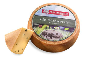 KI generiert: Ein Laib Bio-Heumilchkäse mit Text "Bio-Kürbisperle" von Pötzelsberger.