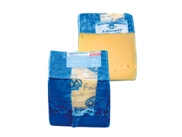 KI generiert: Das Bild zeigt ein Stück Blauschimmelkäse. Der Käse hat eine helle Farbe mit blauen Adern.