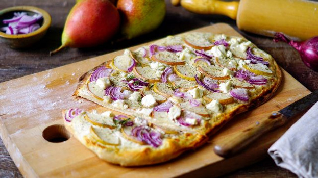 Rezeptbild für Flammkuchen mit  Birnen, Zwiebeln &  Ziegenkäse