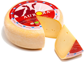KI generiert: Ein Laib gelber Käse mit abgeschnittenem Stück. Text: "AURORA Gold, Pikant".