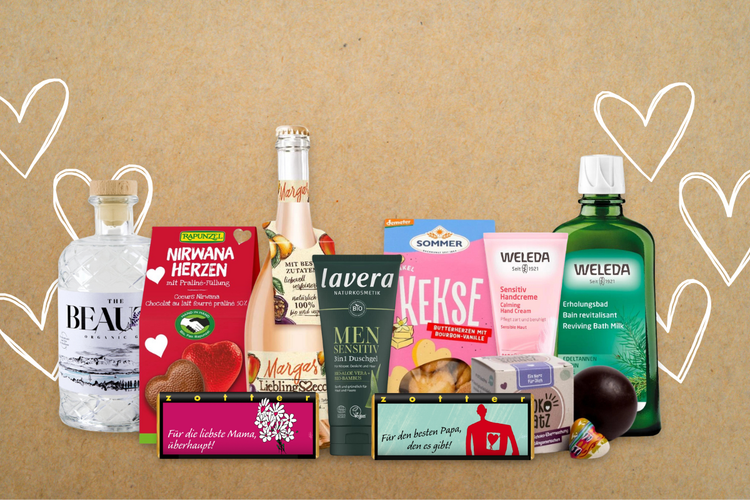 KI generiert: Eine Auswahl an Produkten: Getränke, Schokolade, Pflegeprodukte. Dabei Text: "Für die liebste Mama, überhaupt!" und "Für den besten Papa, den es gibt!".